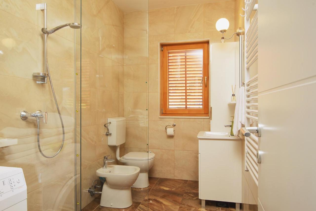 Villa Bua - Beautiful Seafront Apartments Trogir Exterior foto